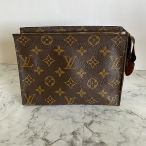 LOUIS VUITTON Poche Toilette 19